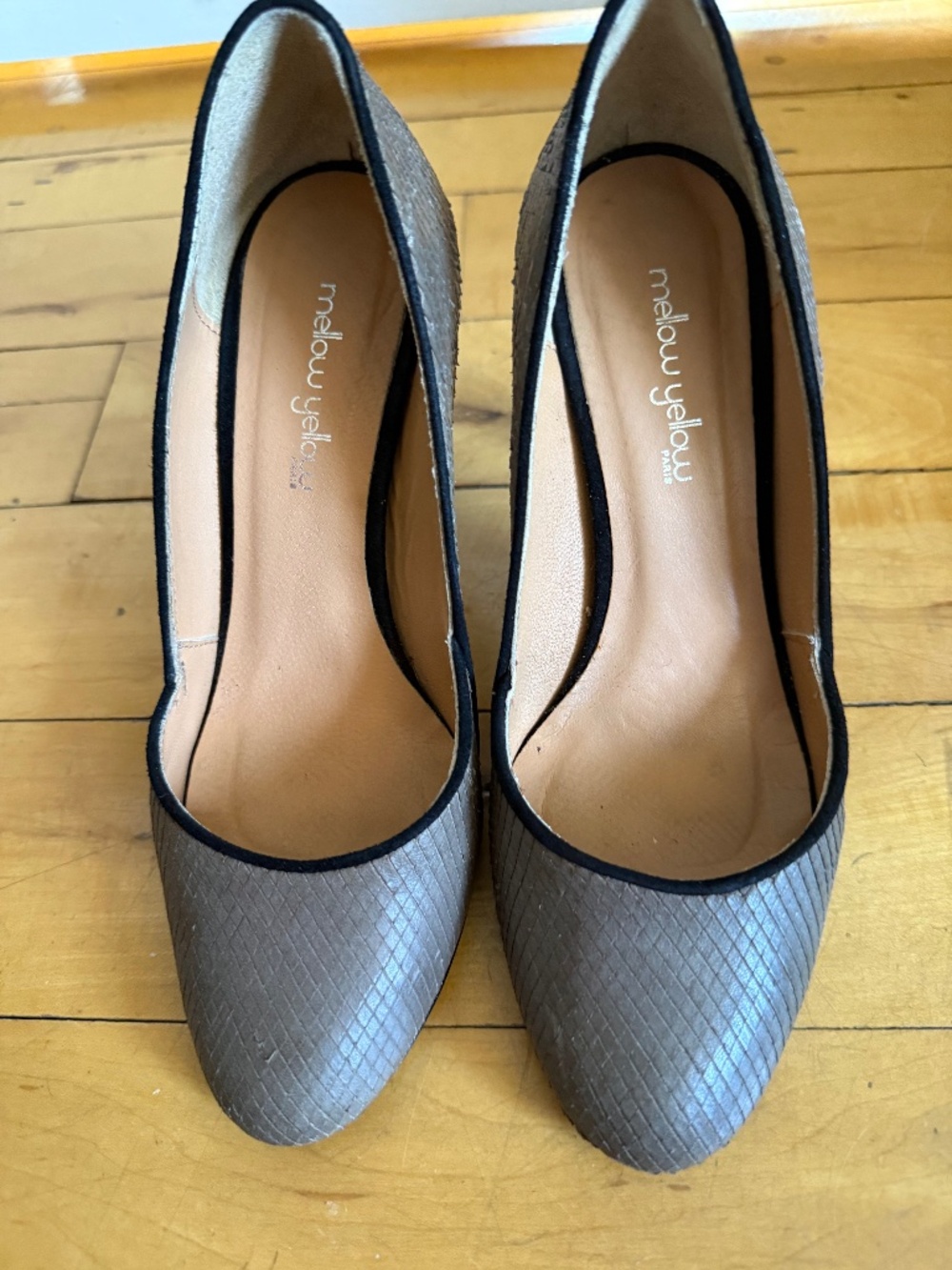 Mellow Yellow Paris "Tracy" Grey Snake Embossed Pumps 37